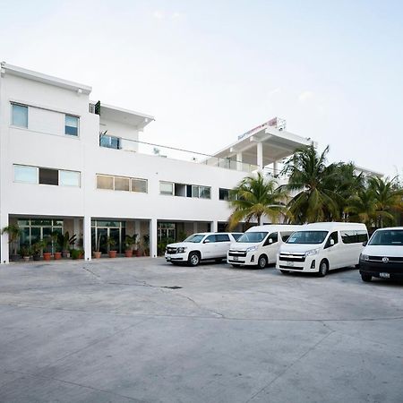 Capital O Cancun International Airport 24 7 Екстер'єр фото